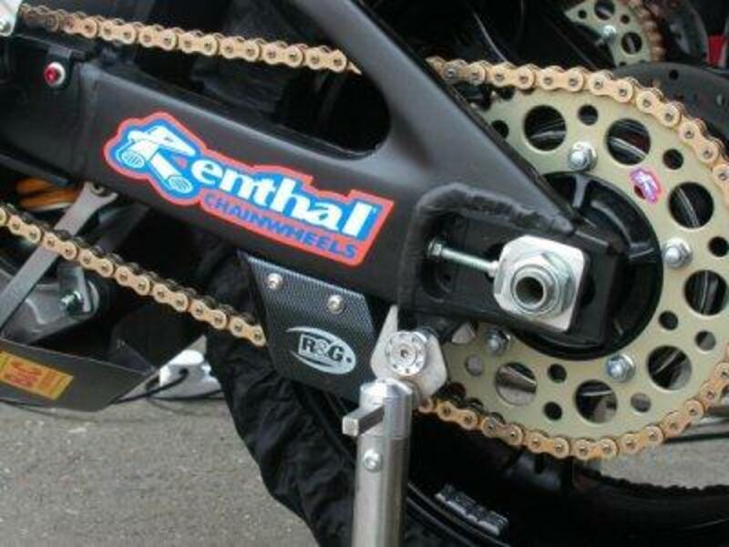 R&G RACING TANDWIELBESCHERMING (HAAIENVIN) VAN ABS MET CARBONLOOK